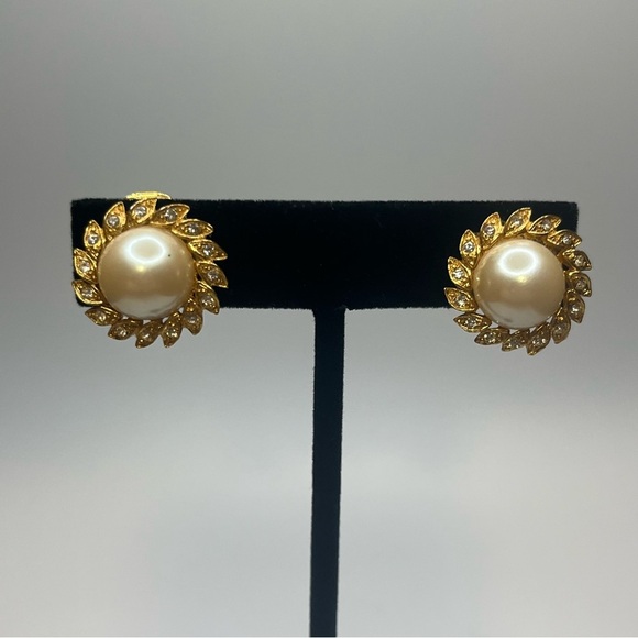 Vintage Richelieu gold tone pearl and faux diamond earrings - Picture 3 of 9